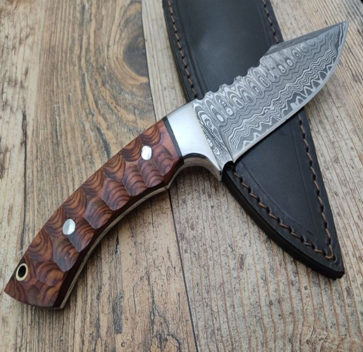 Handmade Damascus Steel Hunting Knife – Wooden Handle with Sheath